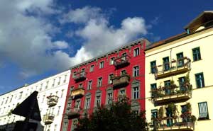 Bostadshus i Berlin. Dessa byggnader har inget direkt samband med artikeln. Foto: Berlinow.com