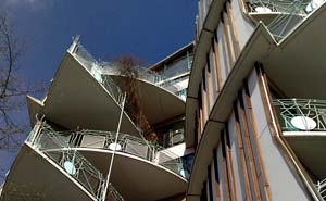 Bostadshus vid Nollendorfplatz, ritat av berlinarkitekterna Hinrich och Inken Baller. Foto: Berlinow