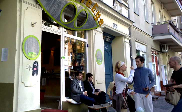 Double Eye på Akazienstraße i Schöneberg lockar många kaffesugna. Foto: Berlinow.com