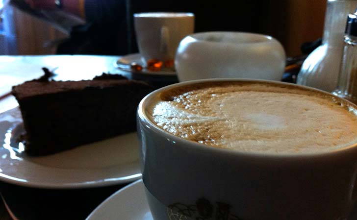 Cappuccino och chokladmoussetårta från Giro d'Espresso i Charlottenburg. Foto: Berlinow.com